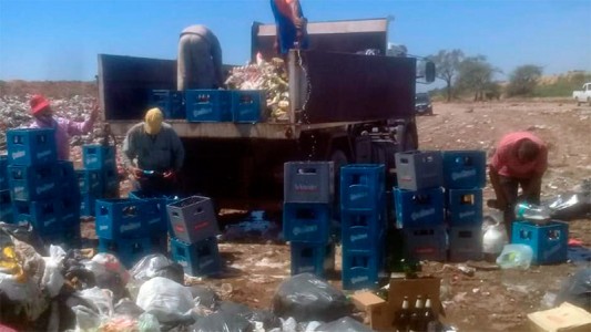 Destruyen más de 50 cajones de cerveza incautados en fiestas clandestinas en Santiago del Estero