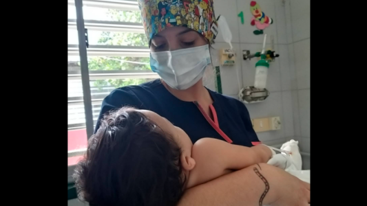 Buscan familiares de un bebé que sobrevivió a un choque: murieron sus padres y su abuela