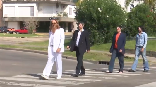 Los Beatles cruzaron las calles de Rosario y Santa Fe para concientizar sobre los peatones