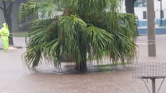 Video: corte total de la Ruta 80 entre la Autopista y Gálvez, donde hay evacuados por las lluvias