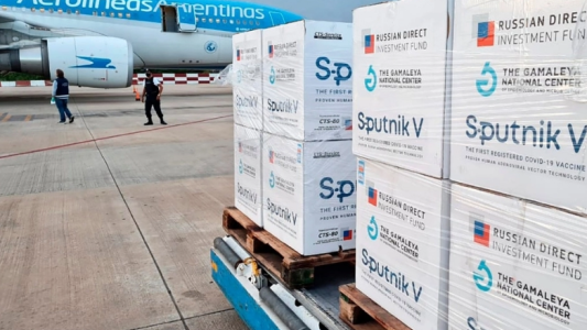 Sputnik V: partió un nuevo avión para buscar vacunas a Rusia