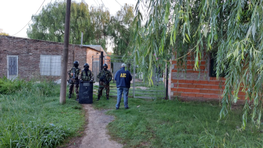 En un operativo policial secuestran armas y una moto robada