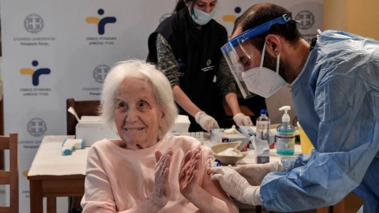 Investigadores de la UNL solicitan que se considere la edad para la distribución de vacunas