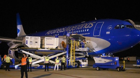 Llegó un avión de Aerolíneas con un millón de vacunas chinas Sinopharm