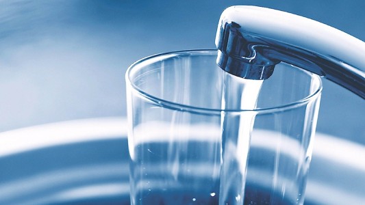 Por reparación de cañerías: servicio de agua potable interrumpido en Alto Verde