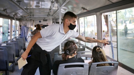 Colectivos: sanitización interior y cuatro ventanillas abiertas como mínimo