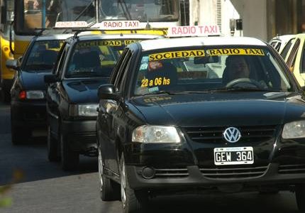 Por las restricciones, bajaron un 40% los viajes en radiotaxi