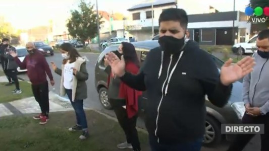 Recuperados de Covid rezan por los pacientes internados en la vereda del hospital