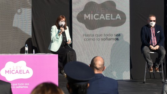Entrega de diplomas a personal policial que cumplimentó la capacitación de la Ley Micaela