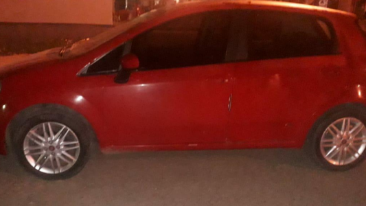 Detienen a un hombre por incumplir restricciones, portar armas y estupefacientes