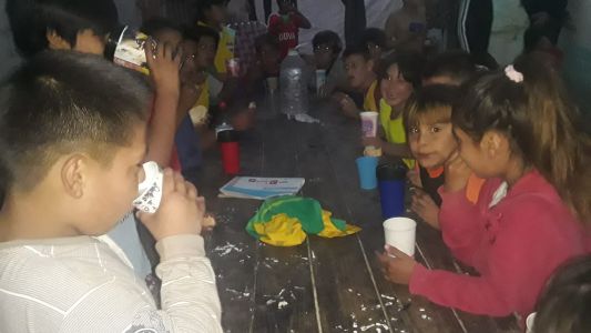 La Escuela de Fútbol "Nueva Esperanza" inició una colecta de alimentos y ropa