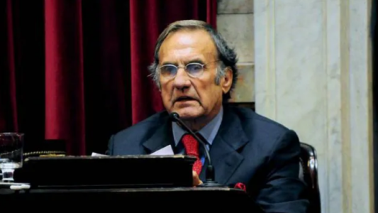 Internaron al senador Carlos Reutemann en un sanatorio de la ciudad