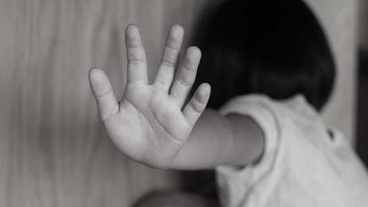 Condenaron a diez años de prisión a un hombre por abusar sexualmente de la hija de su pareja