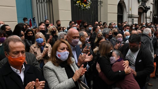 Con aplausos, emoción y flores, despidieron a Miguel Lifschitz en Rosario