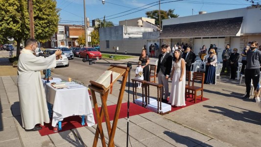 Primer casamiento callejero en la ciudad: "El amor es creativo"