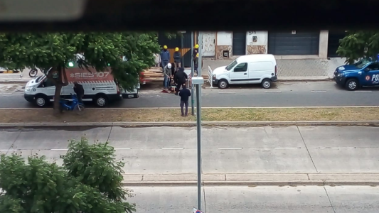 Rosario: murió un fletero al caerse una regla de metal en su cabeza