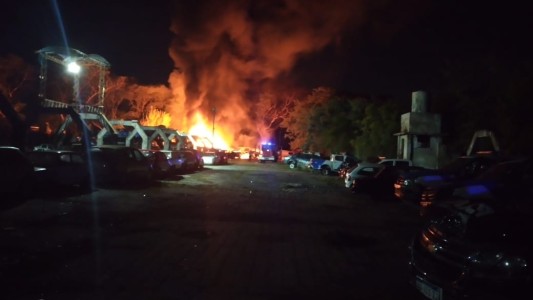 Cerca de 30 vehículos ardieron tras un incendio en el depósito judicial de la Vieja Tablada