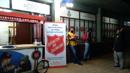 Más de 300 personas asisten a la Iglesia Ejército de Salvación a retirar su comida