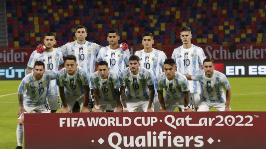 Pese al rechazo de la FIFA, Argentina salió a la cancha con una camiseta para recordar a Maradona