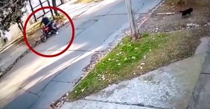 Video: violento robo en Rosario a dos mujeres que fueron amenazadas con un cuchillo