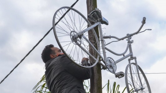 Colocan una bicicleta donde un ciclista fue atropellado por un camión de residuos