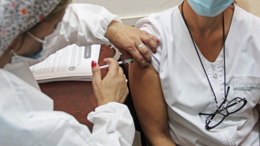 Covid: Sigue la campaña de vacunación hoy y habilitarán vacunatorios el lunes