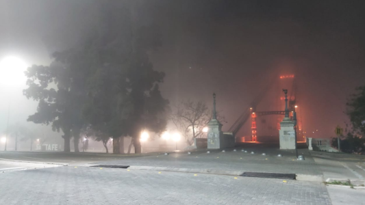 La ciudad amanece con densos bancos de niebla pero luego se irá despejando