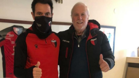 Eduardo Domínguez firmó su continuidad en Colón