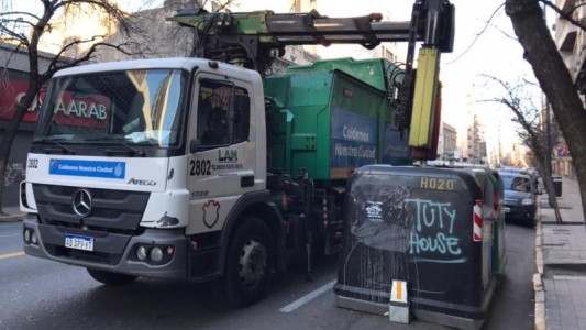 Un joven cordobés dormía en un contenedor de basura, el camión lo levantó y casi lo mata