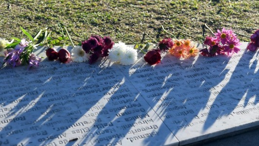 “No olvidar debe ser nuestra bandera”, dijo Jatón en el acto por la AMIA