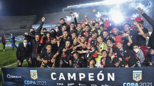 Hinchas de Colón homenajearán al plantel campeón con un banderazo en Buenos Aires