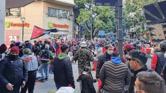 Los hinchas "sabaleros" realizaronun banderazo para saludar al plantel campeón