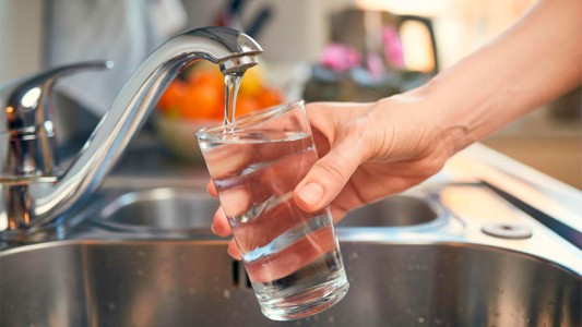 Pese al sabor salado, aseguran que el agua "es completamente apta para el consumo"