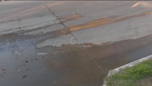 Olor y peligro: vecinos de Barrio El Pozo reclaman el arreglo de un hundimiento en la calle