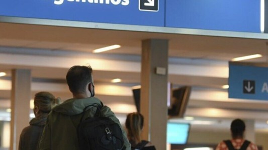 Médicos consideran de "vital importancia restringir viajes" por la variante Delta