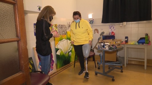 Reinventarse tras un accidente: la historia de Natalia y sus cuadros en el Vera Candioti