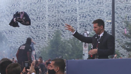 Messi saludó a los hinchas del PSG en el estadio Parque de los Príncipes y regaló una camiseta