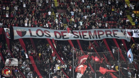 Demoraron a cinco barras de Colón por extorsionar a los jugadores y cuerpo técnico