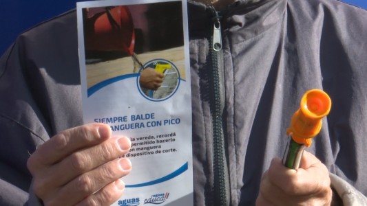 Lavar una vereda sin el pico de corte equivale al consumo de agua diario de dos personas