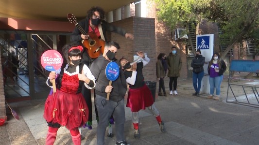 En el hospital de niños hay vacunas pero faltan inscriptos