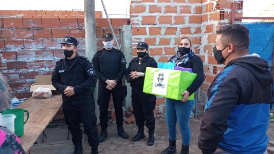 Policías de la Unidad Regional Uno entregaron alimentos y juguetes para festejar las infancias