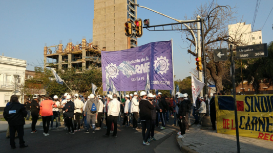 Los trabajadores de la carne realizan un corte en Boulevard y Urquiza