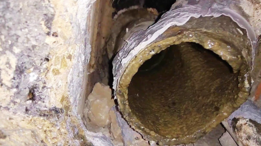 Santo Tomé: tareas de reparación de la red de agua en Güemes y Almirante Brown