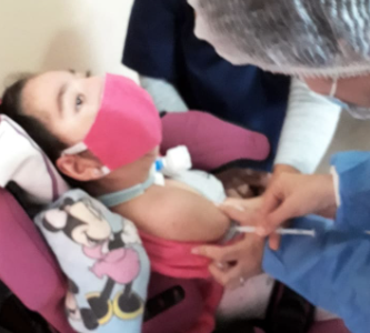 Final feliz: llegó la vacunación domiciliaria para Narella