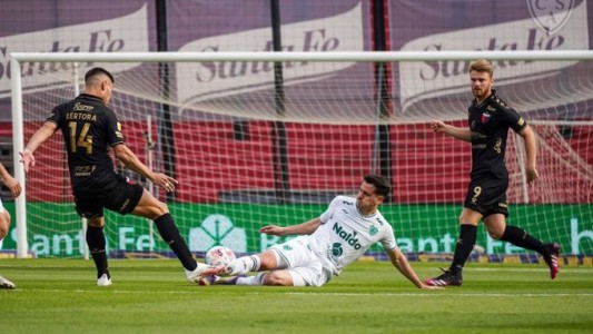 Colón se despertó en el complemento, pero apenas empató ante Sarmiento