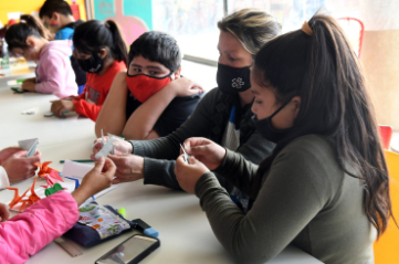 Niños y niñas confeccionaron mil juguetes en las Estaciones municipales