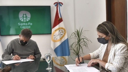 Jatón rubricó el contrato para colocar iluminación en barrios Roma y Fomento 9 de Julio