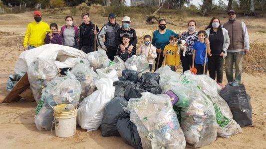 Jornada solidaria: vecinos autoconvocados limpiaron la playa de El Chaquito