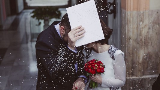 Insólito: concurrió al registro civil para hacer trámites, se resbaló al pisar arroz que arrojaron en un casamiento y se quebró