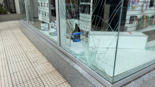 Otra rotura de blindex: ahora le tocó a un negocio de telefonía celular